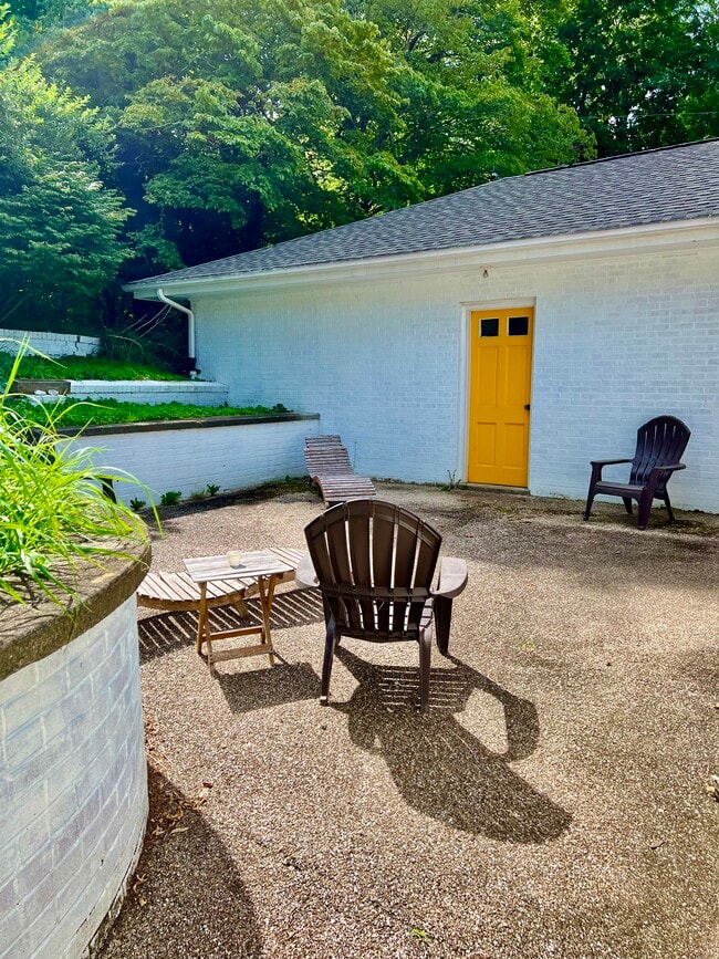 Building Photo - 250 Edgewood Dr