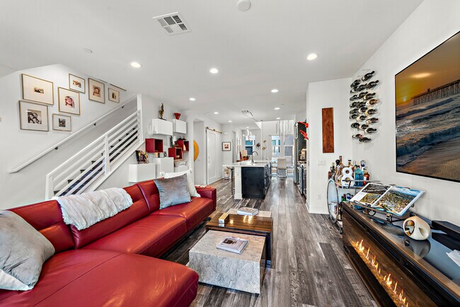 Lounge - 1651 Topanga