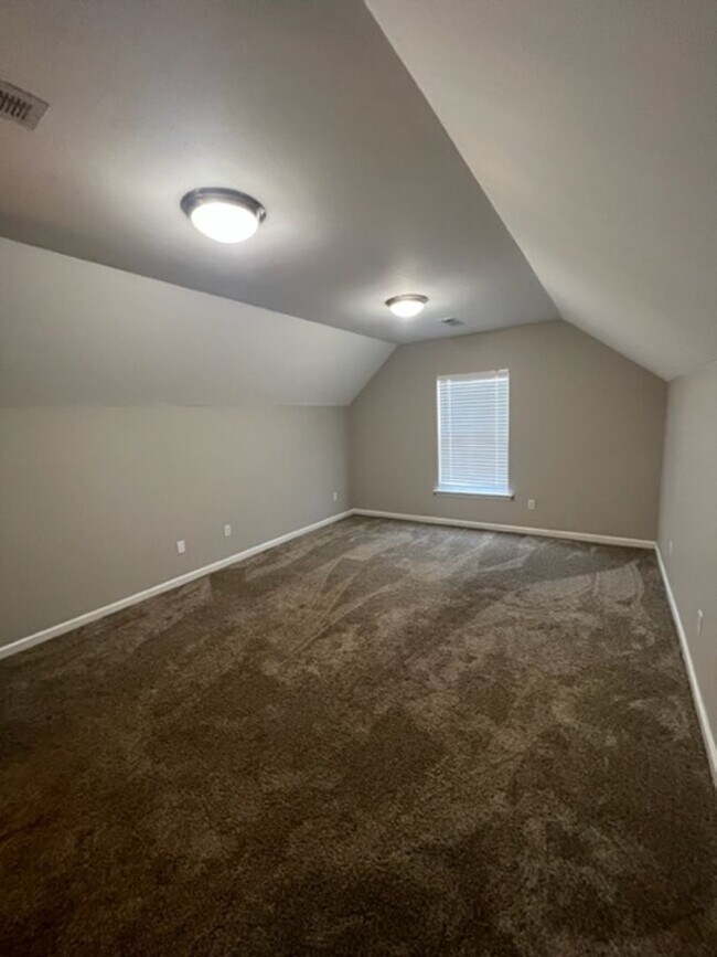 Building Photo - 4 bedroom home with fenced backyard locate...