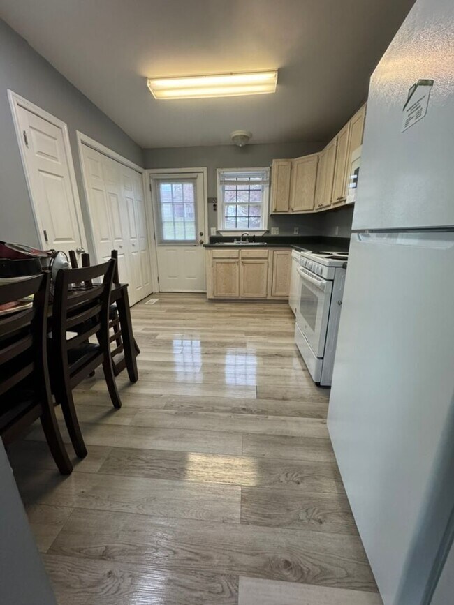 Building Photo - Graham Ave Duplex