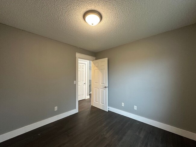 Building Photo - 4 Bedroom/3 Bathroom House in Piney Flats, TN