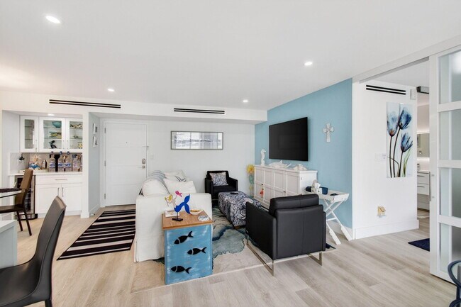 Building Photo - 1236 Hillsboro Mile