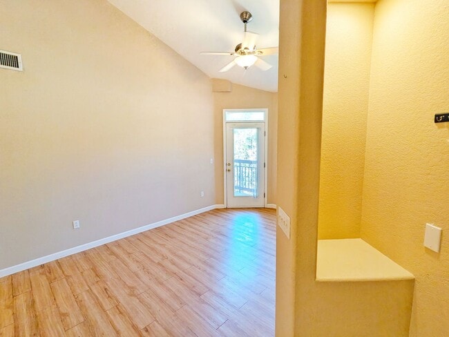 Building Photo - 2 Bedroom 2 Bath 2 Car Garage Condo in Braodmore Area