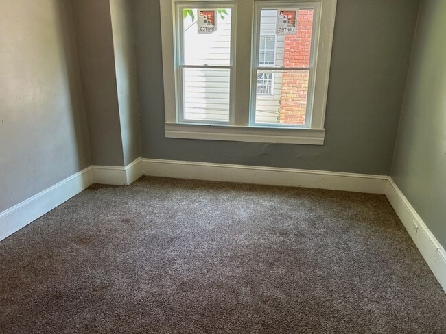 Building Photo - 3 Bedroom 1.5 Bath Home Available for Rent...