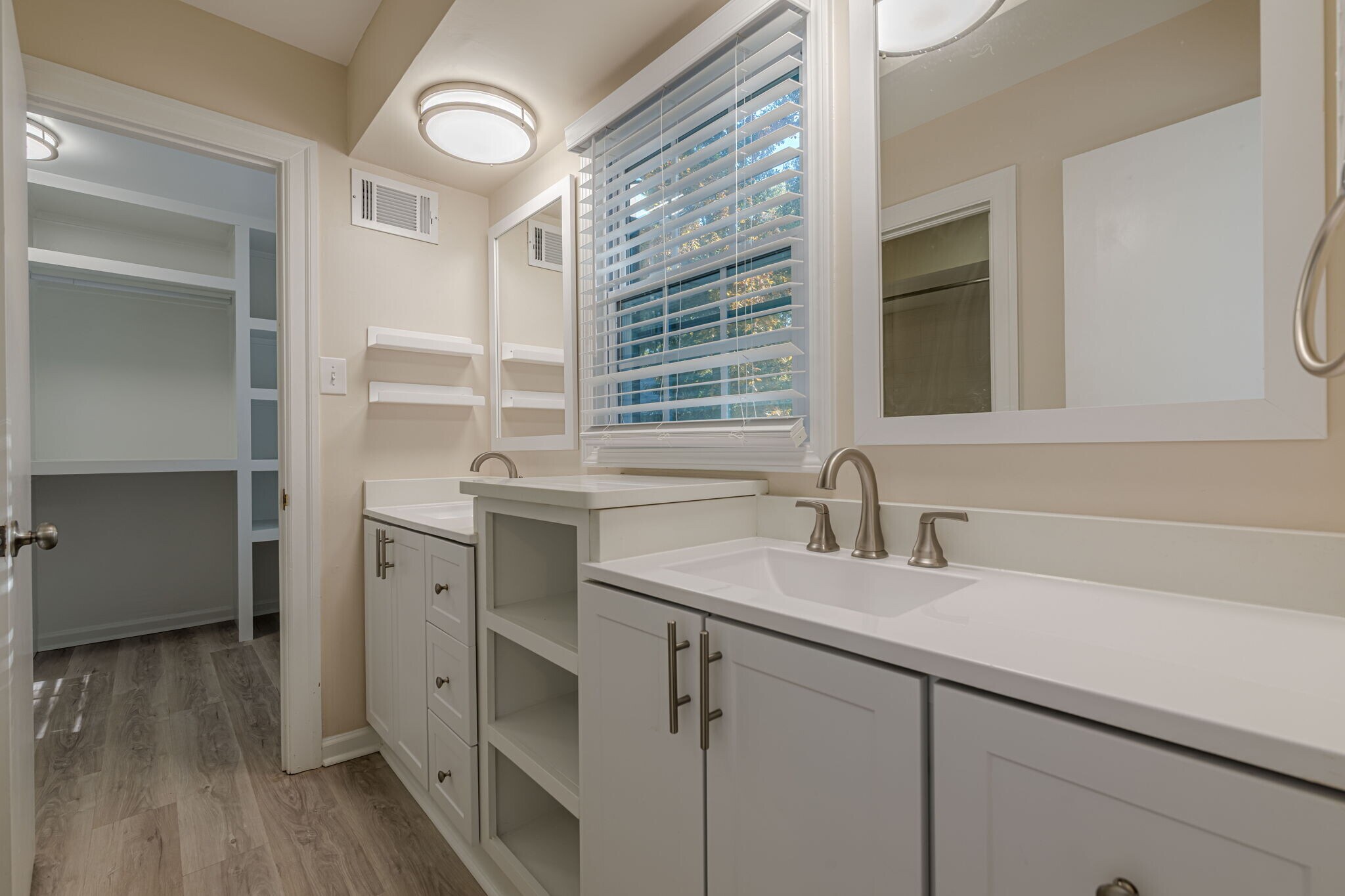 Building Photo - 6640 Williamson Dr