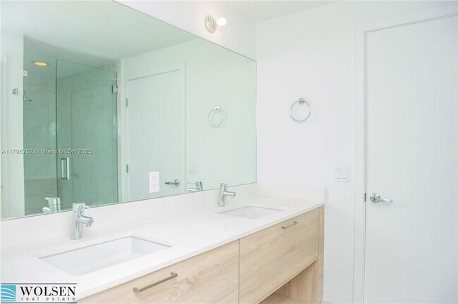 Building Photo - 16385 Biscayne Blvd