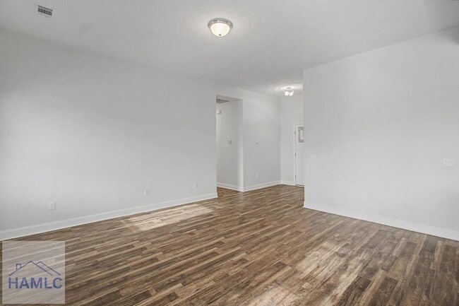 Building Photo - 20 Fuller Wy NE