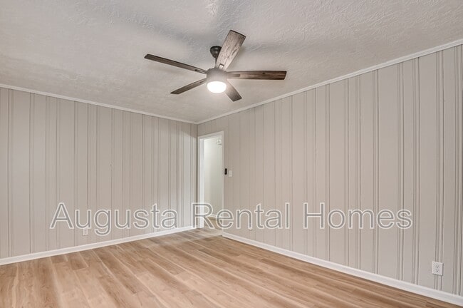 Building Photo - 323 Pineview Dr