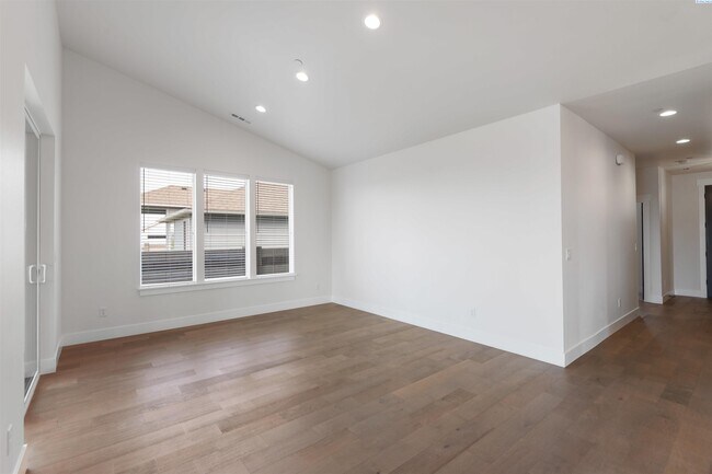 Building Photo - Generational suite w/separate entrance!