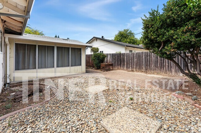 Building Photo - 2267 La Grama Dr