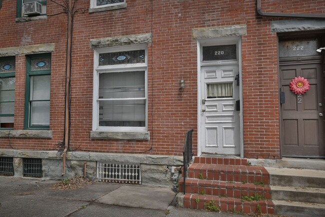 Building Photo - 220 Reily St