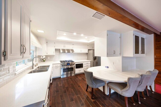 Building Photo - 4 bed 3 bath POOL on HUGE Lot!