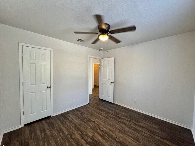 Building Photo - Beautiful 2 Story Home!