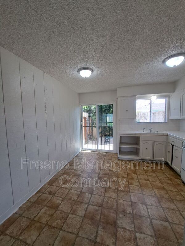 Building Photo - 3051 N West Ave