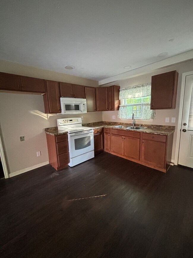 Building Photo - Space, Privacy & Flexibility – All in One Stunning Property