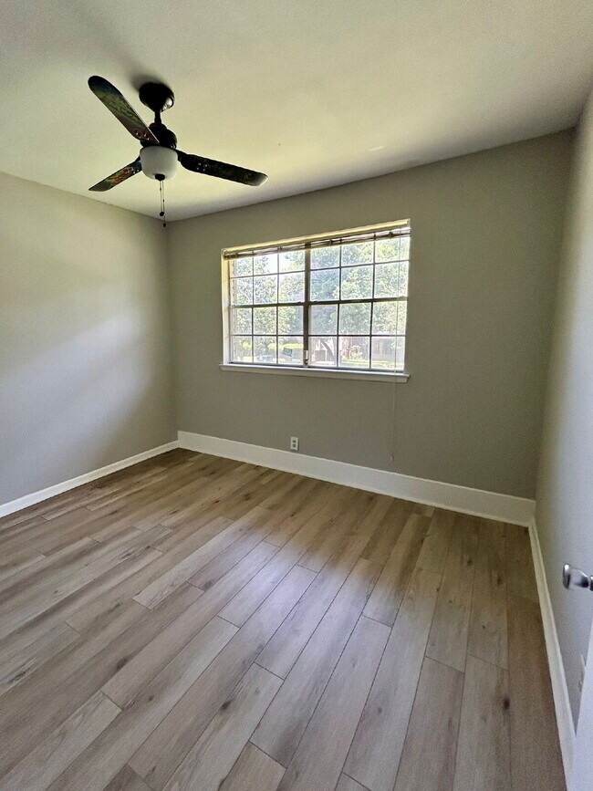Building Photo - Spacious 5-Bedroom Home Steps from Walnut ...