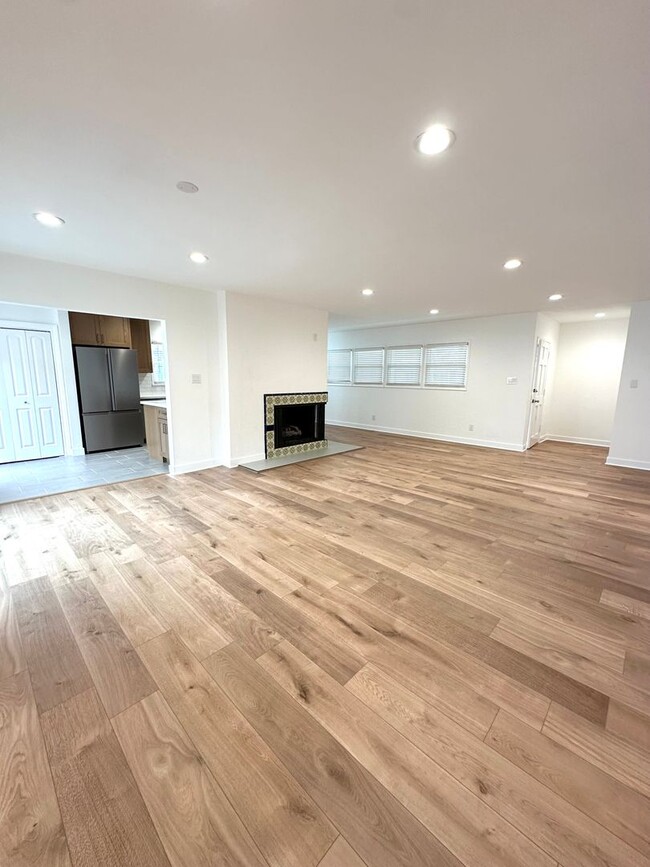 Building Photo - Fully Remodeled 2 Bedroom Home with Large ...