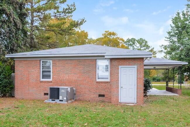 Building Photo - 110 E Crestview Dr