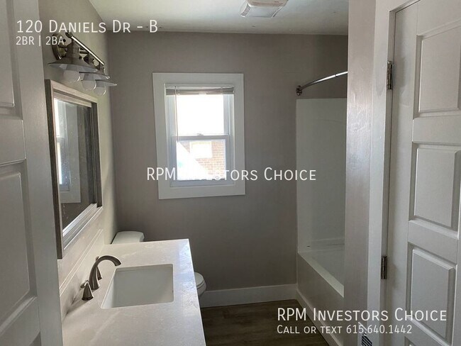 Building Photo - Lovely, modern 2bd/2ba near to Downtown Fr...