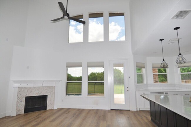 Building Photo - Stunning 4-2.5-2 with sparkling POOL in Gr...