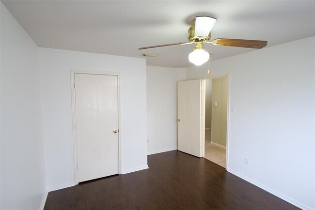 Building Photo - 23135 N Waterlake Dr