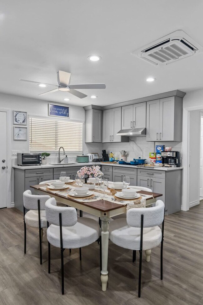 Building Photo - 10983 Parkdale Ave