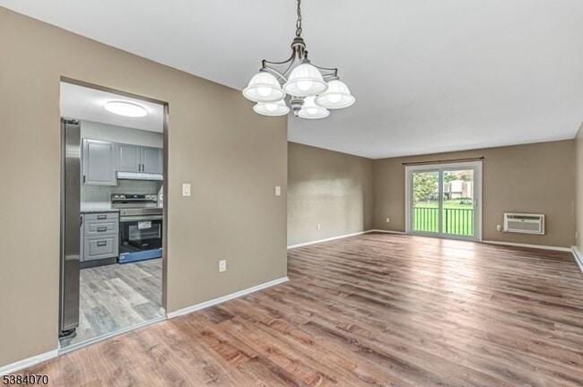 Building Photo - 807 Eves Dr