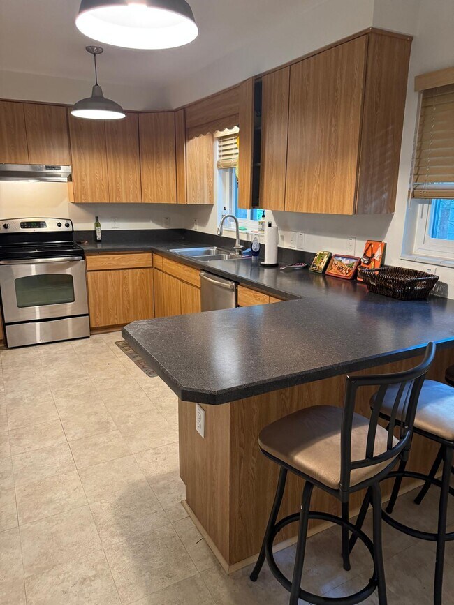 Building Photo - 521-512 12th Ave N