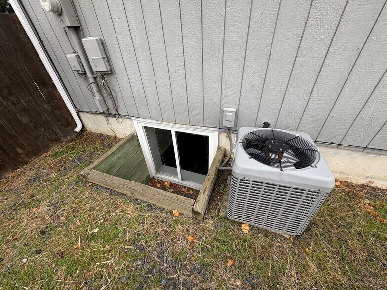 Building Photo - 1228 W Cleveland Ave