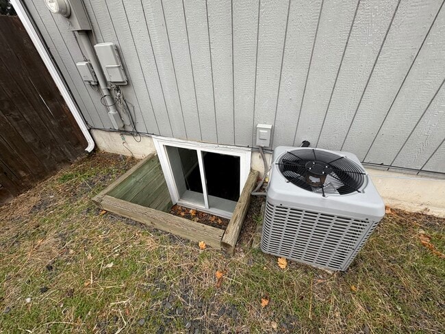 Building Photo - 1228 W Cleveland Ave