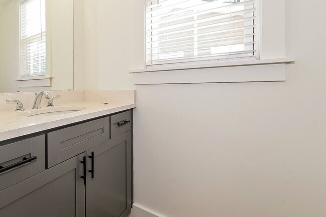 Building Photo - Beautiful Home For Rent near the Universit...