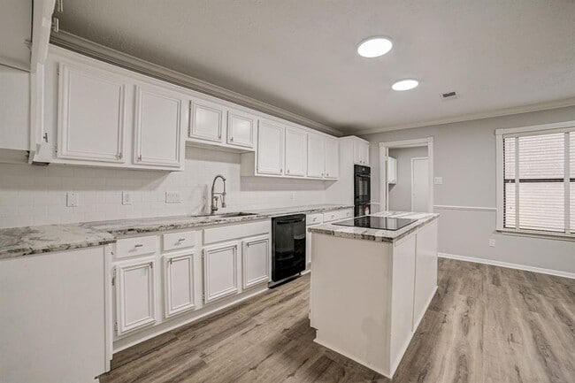 Building Photo - 3310 Meadway Dr