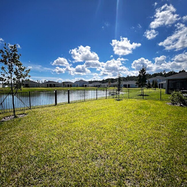 Building Photo - Brand New Pristine 4/3 minutes from River ...