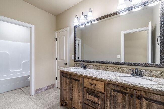 Building Photo - Beautiful Luxury Home!