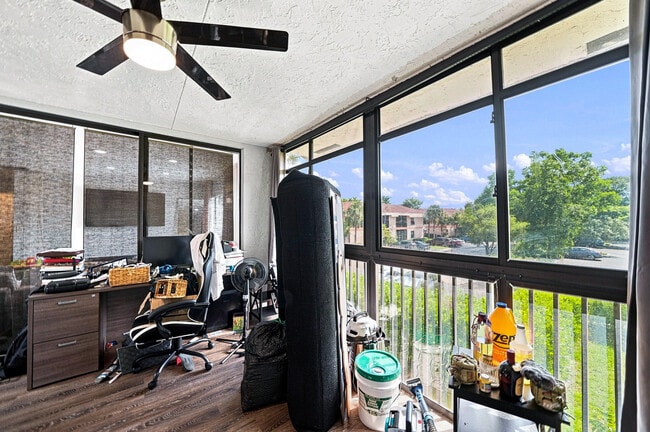 Building Photo - 2581 Carambola Cir N