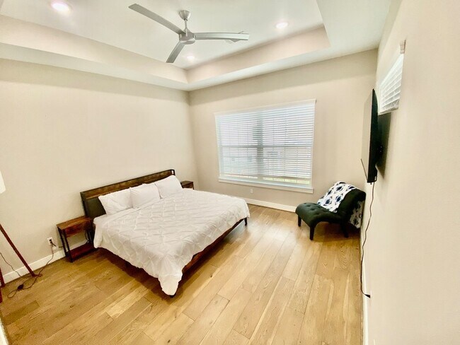 Building Photo - 303 Queen Sude Ln