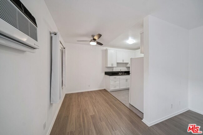 Building Photo - 217 S Carondelet St