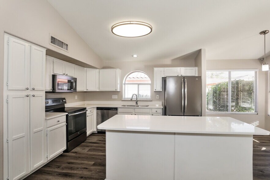 Building Photo - 4243 E Balsam Ave