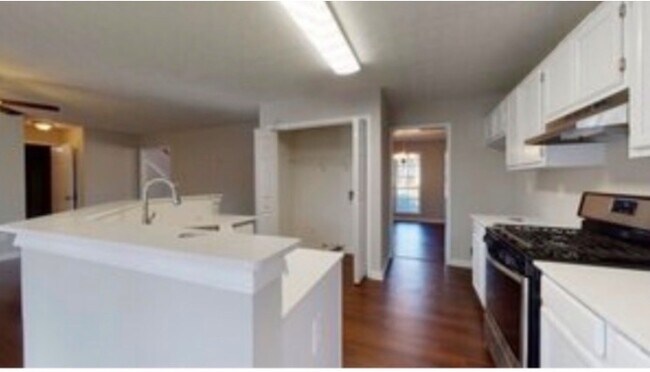 Building Photo - 4084 Pinehurst Valley Dr
