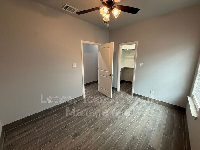 Building Photo - 910 Fuller Ave