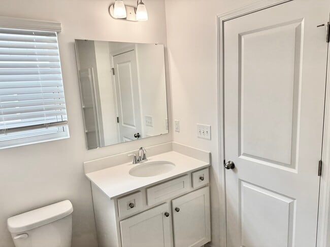 Building Photo - Charming two bedroom 2 1/2 bath townhome