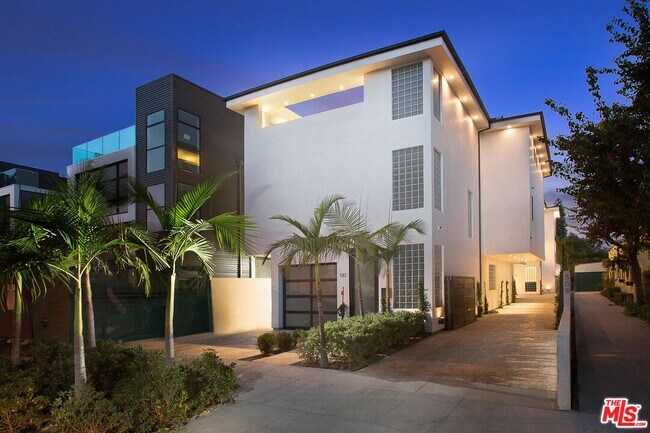 Building Photo - 508 N Sweetzer Ave