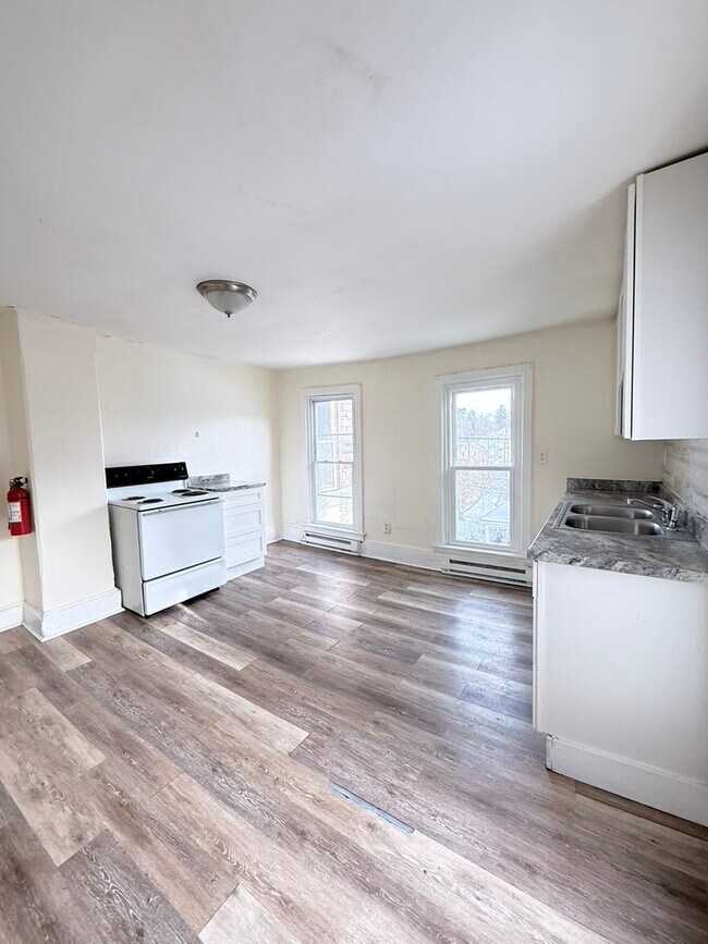 Building Photo - 150 E Market St