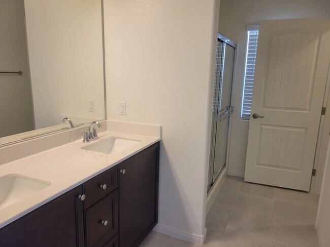 Building Photo - Beautiful 4 bedroom home!