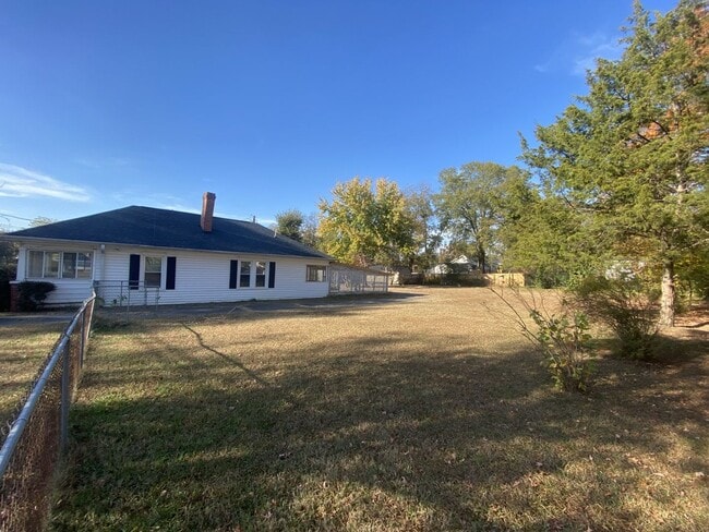 Building Photo - 2bd/1ba Renovated House near Downtown w/ Huge Fenced Backyard & 2 Carport