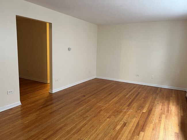 Building Photo - 7542 N Oakley Ave