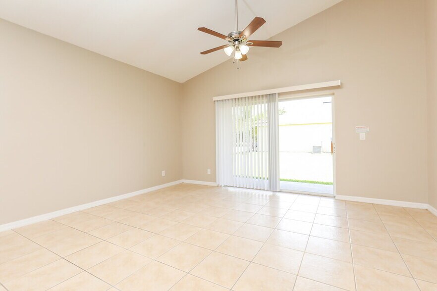 Building Photo - 2101 Woodsedge Dr