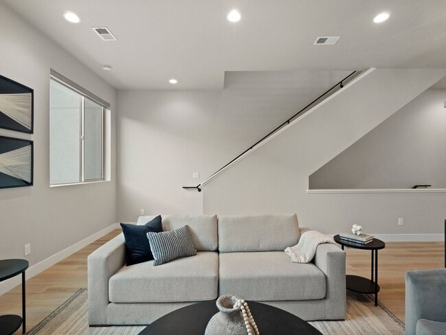 Building Photo - Modern Townhome with Mountain Views in One...