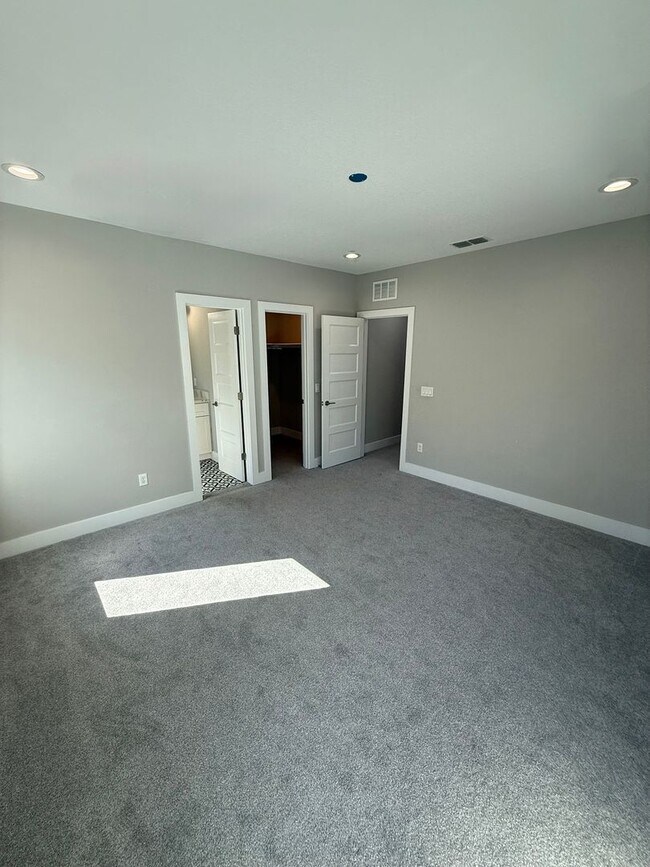 Building Photo - 521 Peachtree Rd