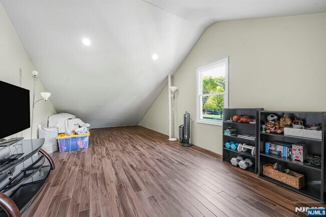 Building Photo - 405 Burnet Pl